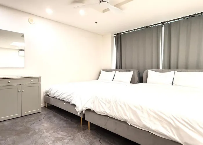 1min Hongdae Station And 1 Minute Hongdae Main Street 6 People 3beds Luxury *